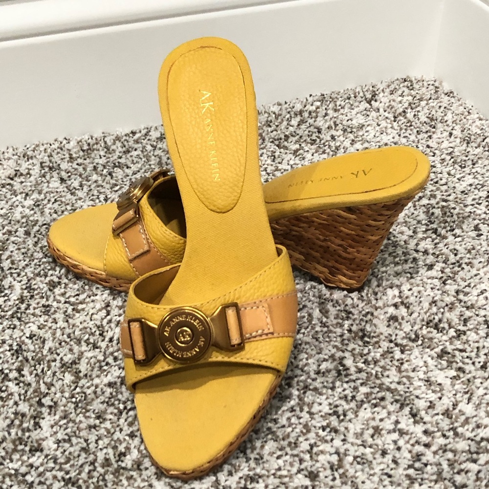 Anne Klein Basket Weave Yellow and Gold Wedges 8